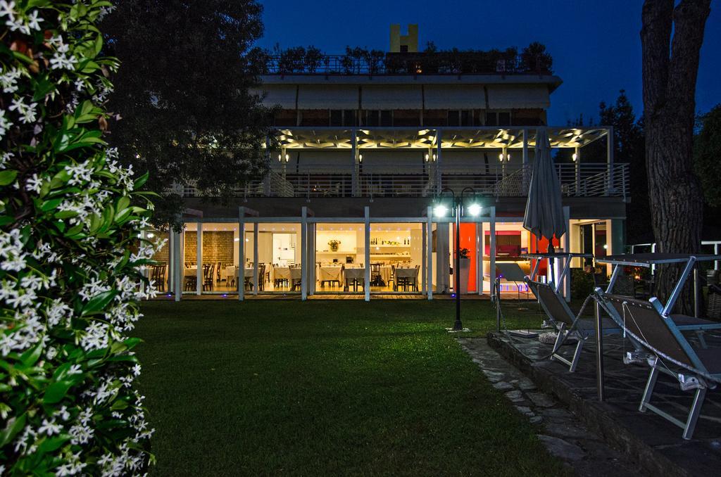 Hotel Hermitage Marina di Massa Exterior photo
