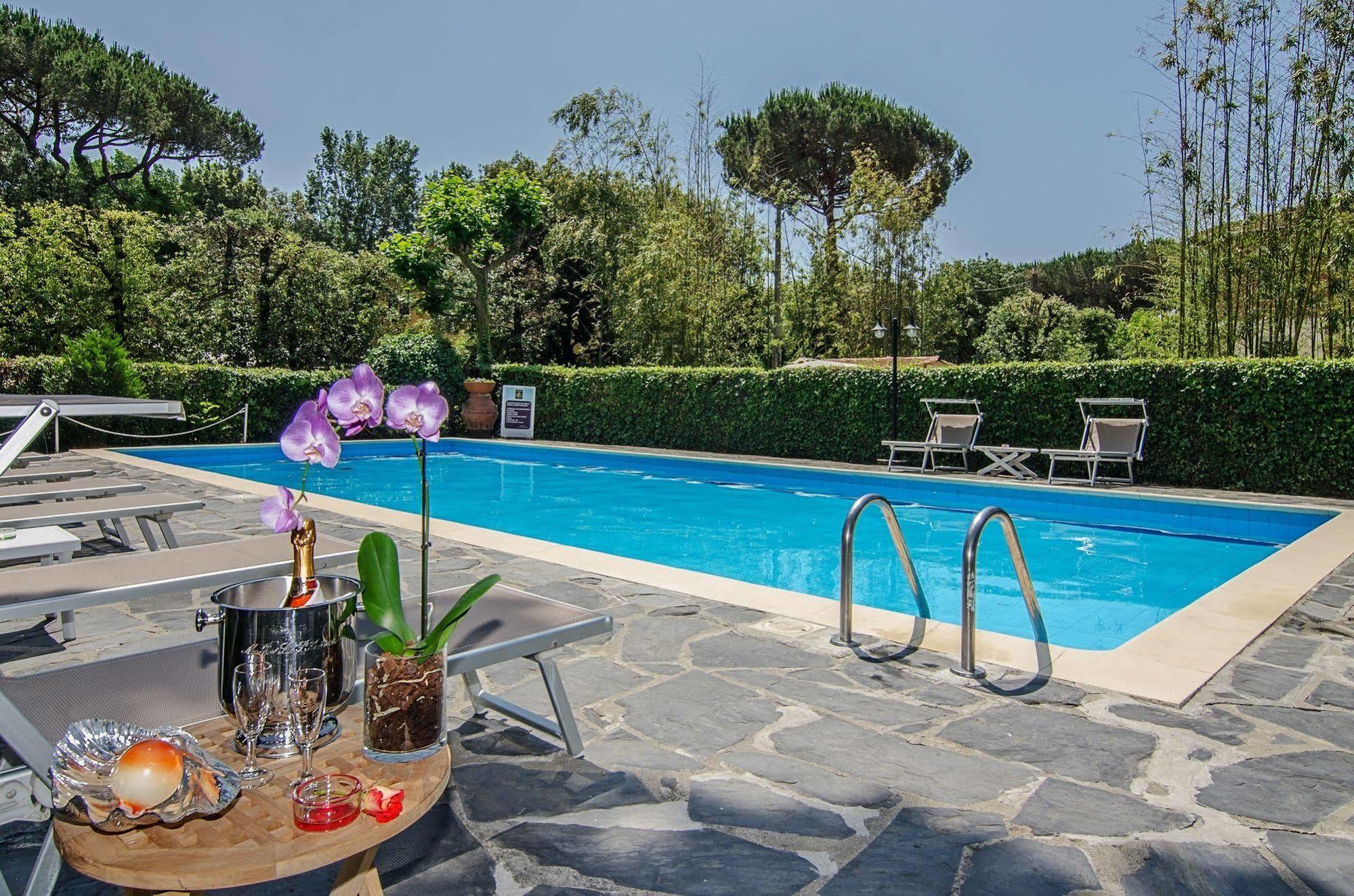 Hotel Hermitage Marina di Massa Exterior photo