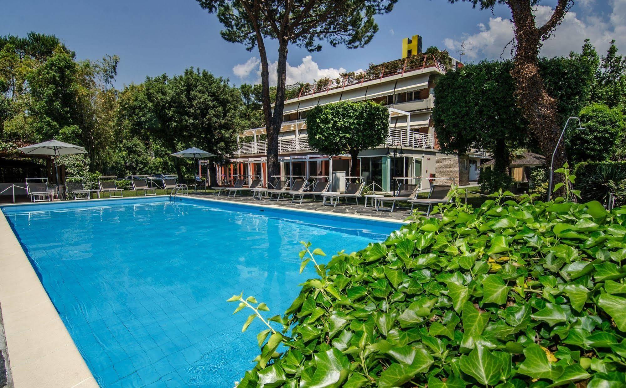 Hotel Hermitage Marina di Massa Exterior photo